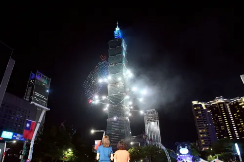 影／國慶創舉！台新新光金合併後首秀　煙火、無人機璀璨台北夜空
