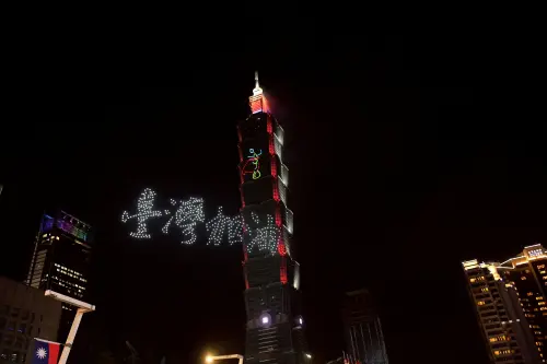 ▲台新新光金控合併後首秀，獨家贊助台北101首次結合「煙火＋無人機」的國慶展演。（圖／記者林柏年攝）