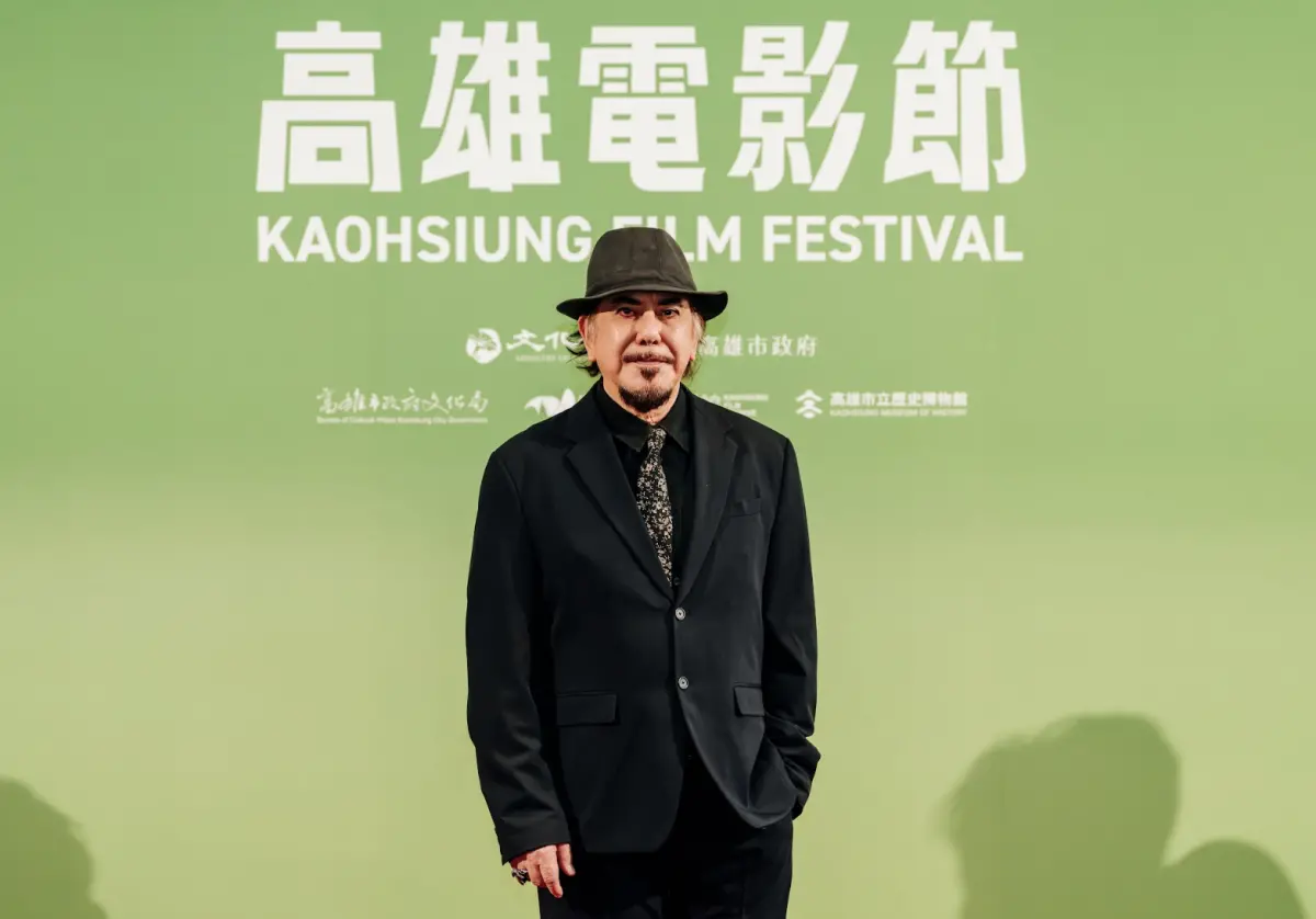 ▲2025高雄電影節開跑，黃秋生（如圖）成為開幕典禮星光大道上閃亮的巨星焦點，高雄市長陳其邁致詞時還又提到他最著名的演出之一《八仙飯店之人肉叉燒包》。（圖／高雄電影節提供）