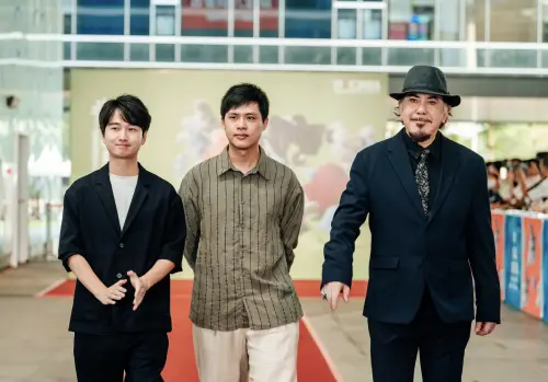 ▲黃秋生（右起）與新作《不赦之罪》兩位導演林善、譚善揚一起出席高雄電影節開幕典禮。（圖／高雄電影節提供）