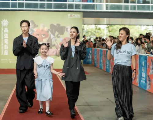 ▲本屆高雄電影節開幕片之一《左撇子女孩》，導演鄒時擎（右起）率領馬士媛、葉子綺、夏騰宏走上開幕典禮星光大道。（圖／高雄電影節提供）