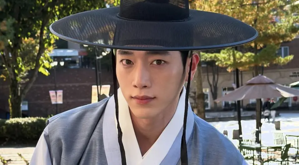 ▲32歲韓星徐康俊曾因與父母不同的棕色瞳孔一度懷疑自己是孤兒；談及理想型，男神坦言沒有一定標準，最重視的是能讓他心動的人。（圖／翻攝自IG＠seokj1012）