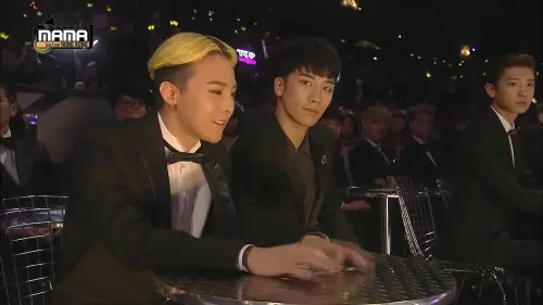 ▲GD（左）台下開心的看著Trouble Maker賢勝跟泫雅表演。（圖／Mnet K-POP YouTube）