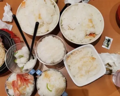 ▲壽司郎過去推出「鮭魚同名免費吃」活動，結果當時一堆鮭魚只吃料不吃醋飯，造成店員極大困擾，如今点爭鮮吃到飽活動又遇到一樣問題。（圖/爆料公社）