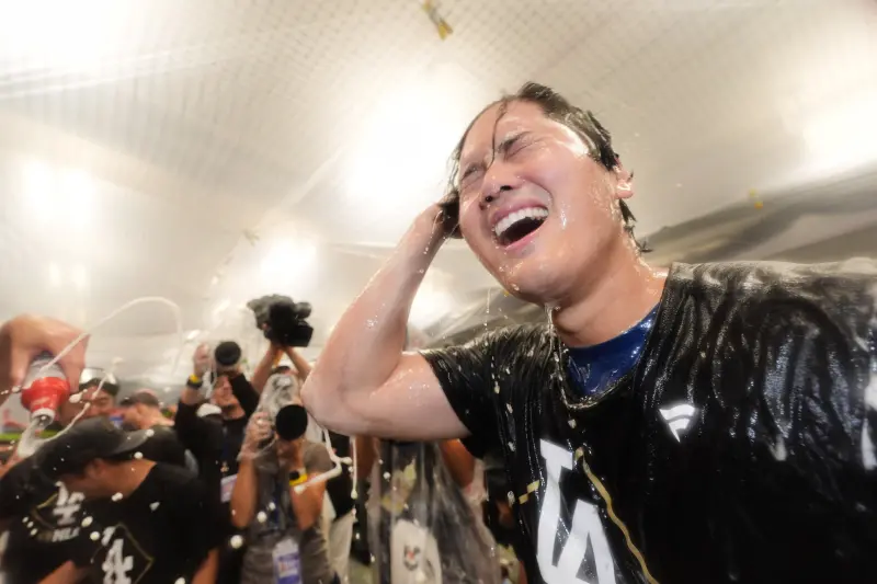 ▲美國職棒大聯盟（Major League Baseball）昨（10）日洛杉磯道奇於主場驚濤駭浪的以2：1擊敗費城費城人成功挺進國聯冠軍戰，對此道奇也舉行了本季第3次香檳慶祝派對，日本二刀流球星大谷翔平更是在派對一開始，就朝隊友山本由伸噴上香檳，讓他一時被嚇得連連後退，大谷翔平也將這有趣的一幕發上社群平台。（圖／美聯社／達志影像）