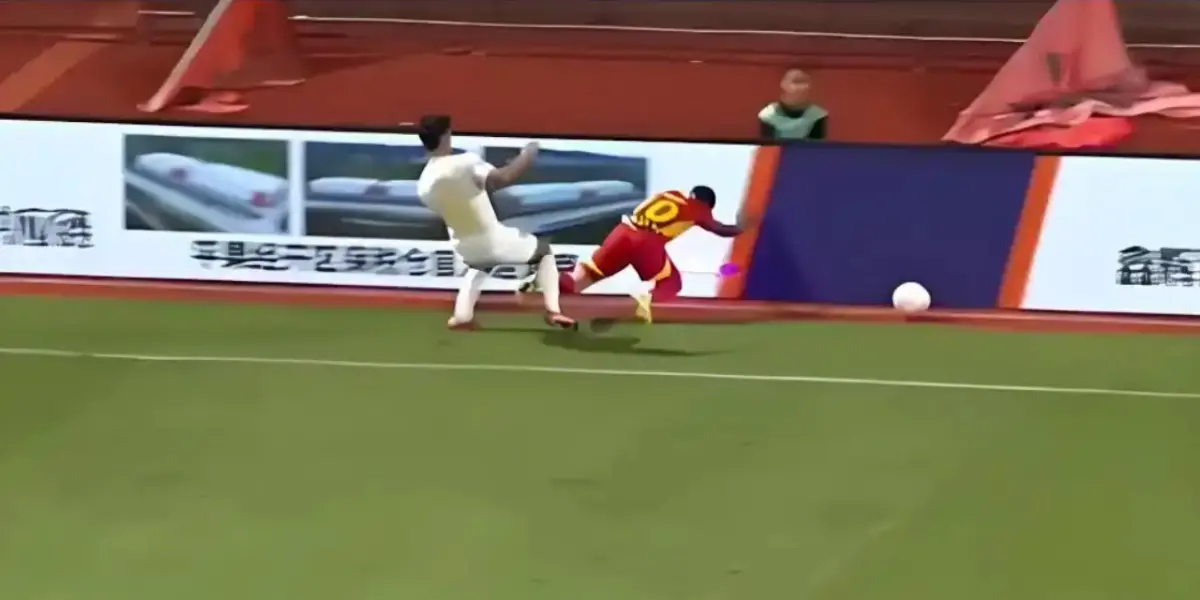 ▲中國中甲聯賽近日發生一起嚴重傷人事件，效力於廣西平果哈嘹隊的多哥共和國國腳阿薩莫亞（Samuel Asamoah），在5日對戰重慶銅梁龍的比賽中，遭對方球員張志雄猛烈衝撞，導致頸椎多處骨折並伴隨神經壓迫，傷勢極為嚴重，醫師指出他恐面臨癱瘓風險。（圖／截自微博）