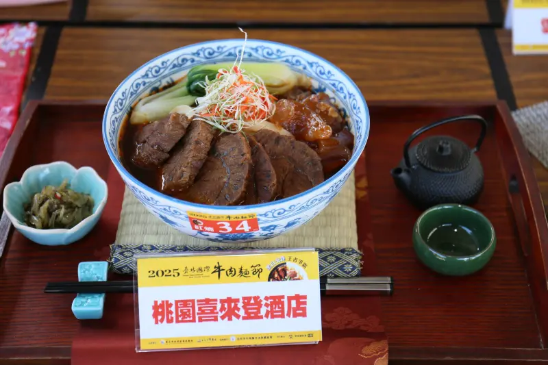 ▲「臺北國際牛肉麵節」昨（10）日在圓山花博公園登場，首日已選出鮮食組紅燒類競賽前三名，獲得金牌的名單為「桃園喜來登酒店」以及「肚康食研所」、「宵夜牛肉麵大王」。（圖／台北牛肉麵節提供）