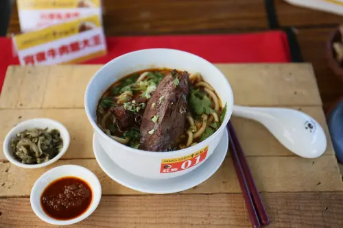 ▲「臺北國際牛肉麵節」昨（10）日已選出鮮食組紅燒類競賽前三名，其中開業不到一年的「宵夜牛肉麵大王」拿下冠軍。（圖／台北牛肉麵節提供）