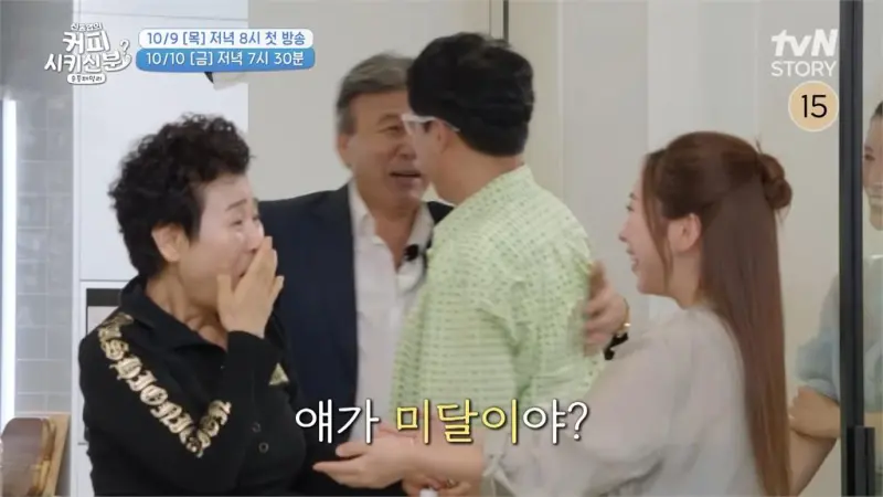 ▲南韓國民韓劇《順風婦產科》演員們，日前在綜藝節目《誰點了申東燁的咖啡？》中以「順風家族」驚喜重聚，飾演金護士的張靜姬（左）表示，她看到長大的美月（右）就感動得想哭，而飾演表護士的表仁峰，現已成為一名牧師。（圖／翻攝自YouTube@tvN STORY 티비엔 스토리）