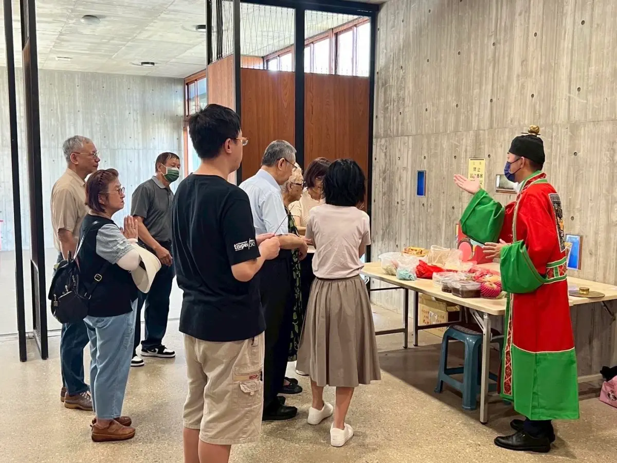 ▲柯文哲昨天第一次到新竹大坪頂納骨堂祭拜父親。（圖／柯文哲臉書）