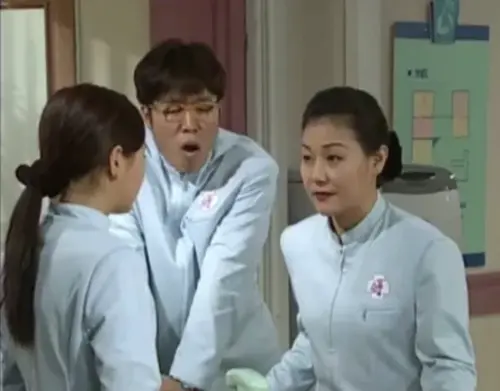 ▲南韓國民韓劇《順風婦產科》演員們，日前在綜藝節目《誰點了申東燁的咖啡？》中以「順風家族」驚喜重聚，金護士（左）、表護士（中）的現況也曝光。（圖／翻攝自SBS）