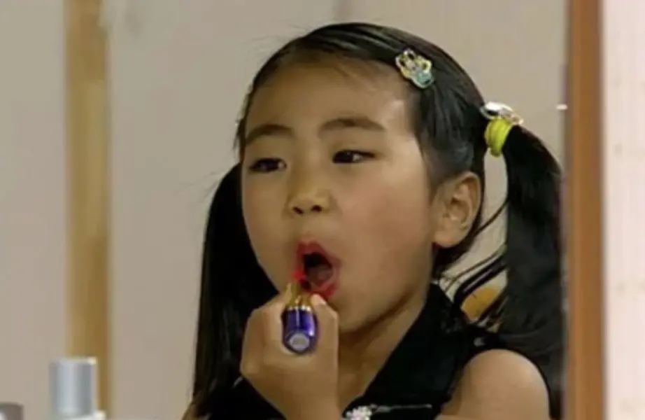 ▲韓劇《順風婦產科》中飾演「朴美月」的童星金成恩，34歲近況曝光，她透露當年父親經商失敗，一度淪拍三級片賺錢。（圖／翻攝自《順風婦產科》）