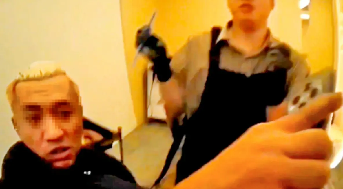 ▲北市南港CITYLINK停車場發生砍人事件，警方循線掌握2名犯嫌蹤跡，其中一名在染髮時遭逮捕。（圖／翻攝畫面）