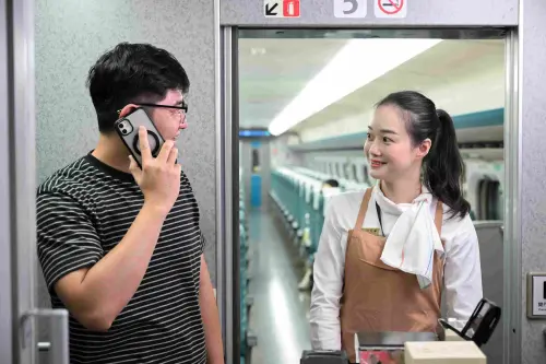 ▲高鐵寧靜車廂規定，講電話必須到玄關（門外走道）。（圖／台灣高鐵提供）