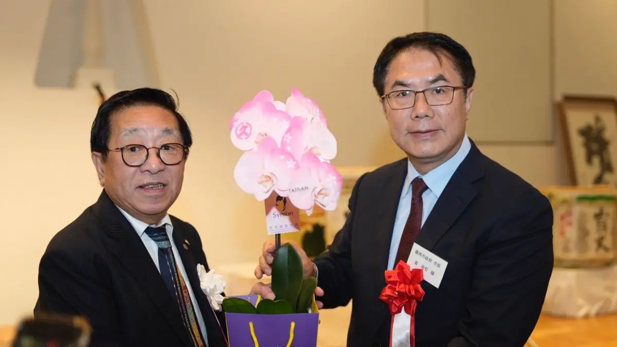 ▲ 台南市長黃偉哲於113年參加丸久集團70周年慶時致贈噴印蘭花給田中康男社長。（圖／南市府提供）