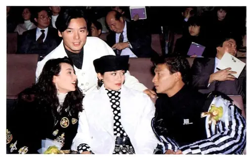 ▲張曼玉（前排左）表示，她和梅艷芳（前排中）相識於青春少女時期，梅艷芳一直都是照顧人的大姊姊。（圖／翻攝自微博）