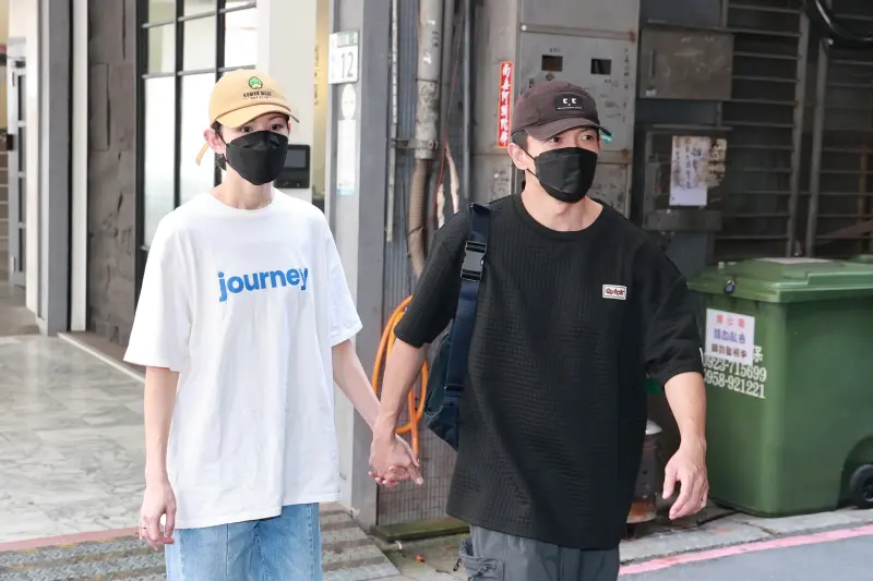 ▲李千娜（左）和丈夫黃尚禾（右），4度現身顏正國靈堂，低調有禮貌地對媒體朋友們表示辛苦了，沒有受訪就往會場去，夫妻倆幾乎每天都是上午就來，一直待到傍晚還沒離開。（圖／嚴俊強攝影）