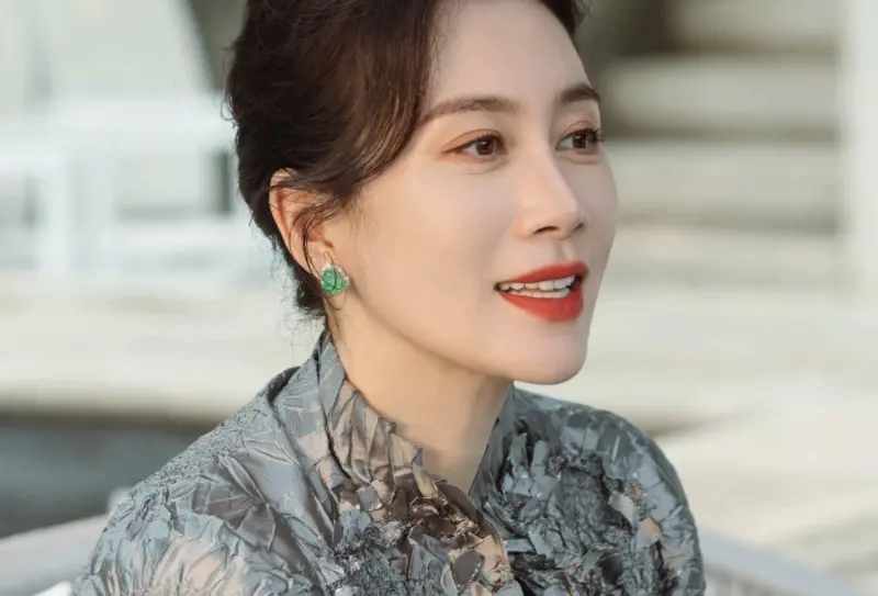 ▲女星溫崢嶸（如圖）在《許我耀眼》飾演趙露思的豪門婆婆于嵐，成為焦點。她在直播時表示很喜歡和趙露思、陳都靈互動，直言討厭裝的人，引起網友猜測她在內涵多次合作的虞書欣。（圖／溫崢嶸 微博）