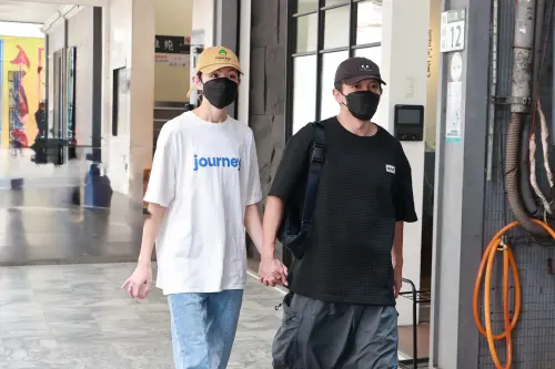 ▲李千娜（左）和丈夫黃尚禾（右）4度低調現身顏正國靈堂。（圖／嚴俊強攝影）