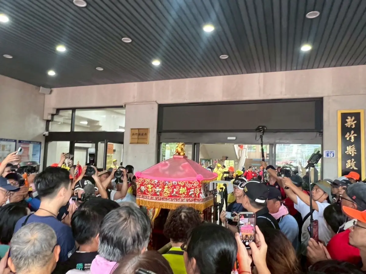 ▲苗栗白沙屯媽祖今（11）日創造歷史前往竹北，稍早在新竹縣政府停駕。（圖／白沙屯媽祖臉書）