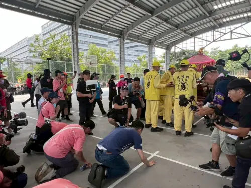 ▲竹北市長鄭朝方虔誠跪拜。（圖／白沙屯媽祖臉書）