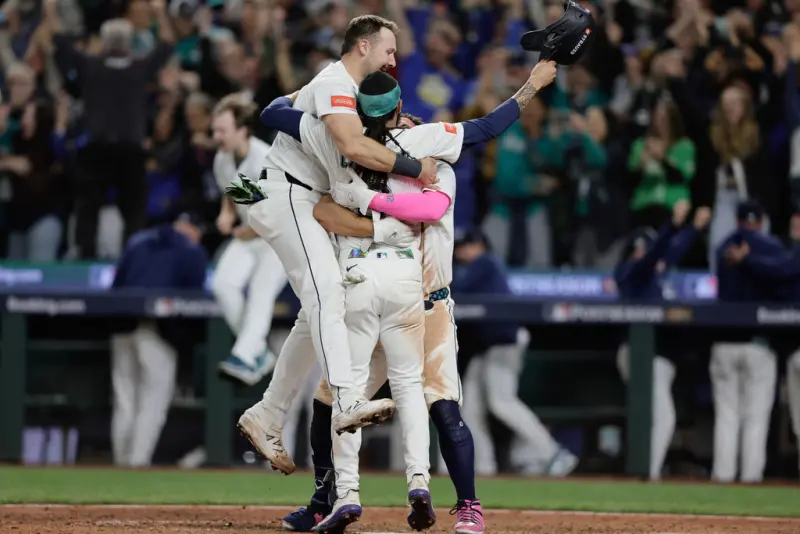 ▲美國職棒大聯盟（Major League Baseball）美聯分區系列賽（ALDS）迎來最高潮。今（11）日西雅圖水手在主場迎戰底特律老虎，於雙方戰成2勝2敗後展開生死戰。這場驚心動魄的對決最終進入延長15局，水手靠著再見安打以3：2擊敗老虎，勇闖美聯冠軍賽，結束長達24年的等待。（圖／美聯社／達志影像）