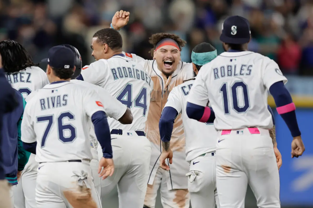 ▲美國職棒大聯盟（Major League Baseball）美聯分區系列賽（ALDS）最終戰於今（11）日落幕，西雅圖水手在主場與底特律老虎鏖戰15局、歷時近5小時後，以3：2驚險奪勝，挺進睽違24年的美聯冠軍戰。接下來，他們將與早早晉級、苦等對手出爐的多倫多藍鳥展開美聯冠軍系列賽。（圖／美聯社／達志影像）
