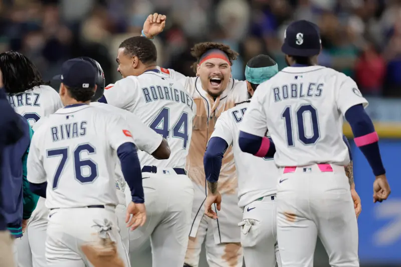 ▲美國職棒大聯盟（Major League Baseball）美聯分區系列賽（ALDS）最終戰於今（11）日落幕，西雅圖水手在主場與底特律老虎鏖戰15局、歷時近5小時後，以3：2驚險奪勝，挺進睽違24年的美聯冠軍戰。接下來，他們將與早早晉級、苦等對手出爐的多倫多藍鳥展開美聯冠軍系列賽。（圖／美聯社／達志影像）