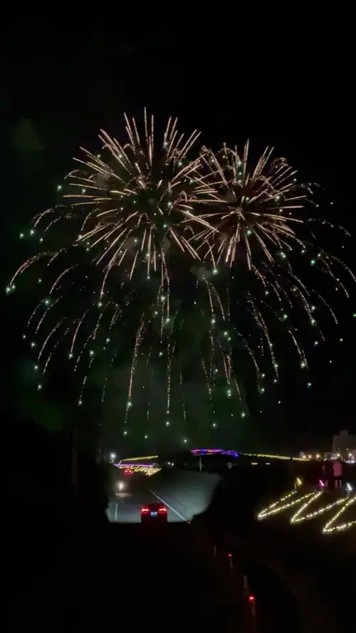 ▲王功漁火的起源於當地過去漁船相當多，晚上看起來就像是煙火般亮麗，近年漁船數雖然減少，但改完施放煙火之後，反倒成為新世代的開端。（圖／王功漁火節）