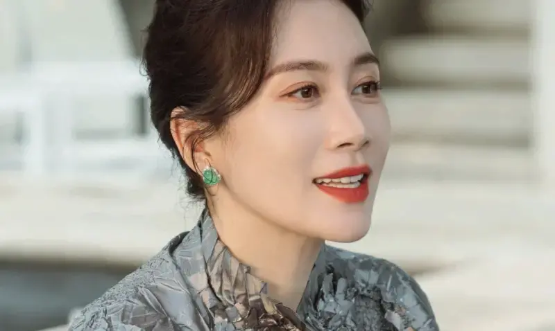 ▲女星溫崢嶸（如圖）在《許我耀眼》飾演趙露思的豪門婆婆于嵐，成為焦點。她在直播時表示很喜歡和趙露思、陳都靈互動，直言討厭裝的人，引起網友猜測她在內涵多次合作的虞書欣。（圖／溫崢嶸 微博）