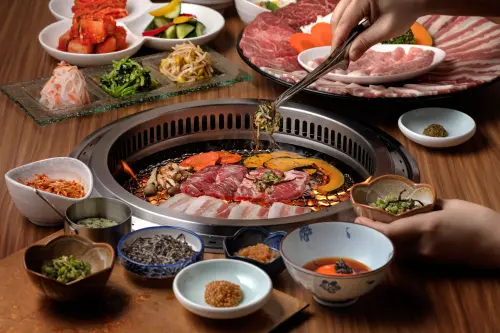 ▲「焼肉の名門赤虎」進駐宏匯思源i-Tower大樓開新分店，推出「滿腹拼盤」、「昆布肋眼」、「鱈場蟹腳」等新品，業者還強調「白飯與日本燒肉最速配」主張，吃燒肉配主食每人消費千元有找。（圖／焼肉の名門赤虎提供）