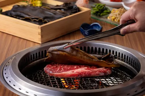 ▲ 赤虎的「昆布肋眼」以日高昆布包覆長時間醃漬入味的肋眼牛排。（圖／赤虎提供）