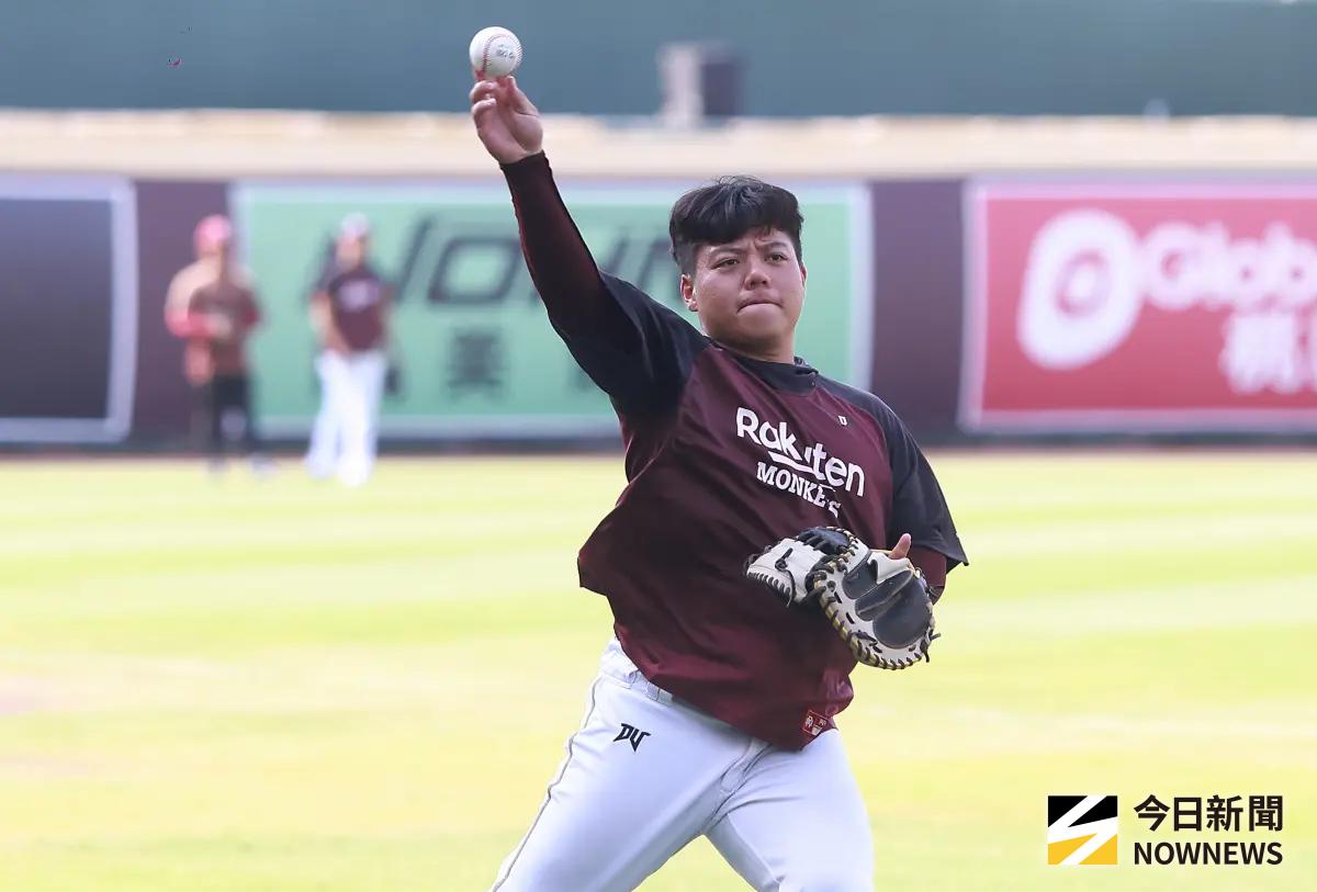 ▲樂天桃猿捕手嚴宏鈞本季無一軍出賽紀錄，但仍進入32人名單，總教練古久保健二表示，需要借重其大賽經驗。（圖／記者葉政勳攝 ,2025.10.11）