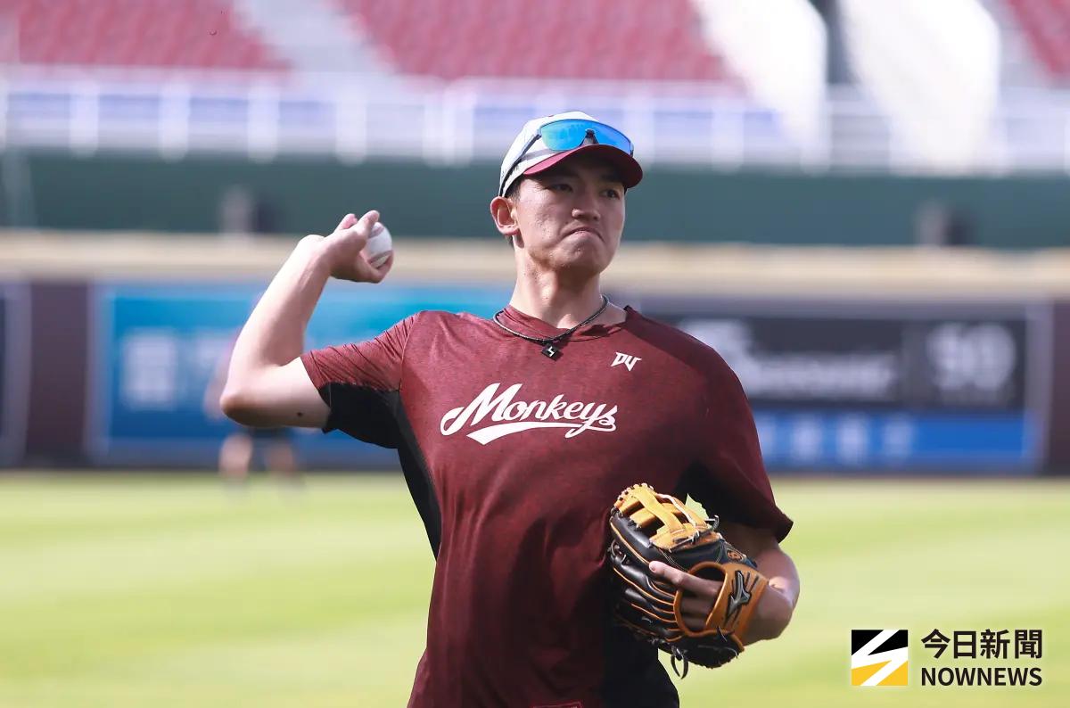 ▲樂天桃猿20歲菜鳥何品室融昨戰帶打又建功，賽後他坦言今年沒有想到可以打台灣大賽，至於那次關鍵打席，何品室融話語間展現大心臟，自曝當下心境「當下其實蠻輕鬆，壓力不在我這邊。」（圖／記者葉政勳攝 ,2025.10.11）