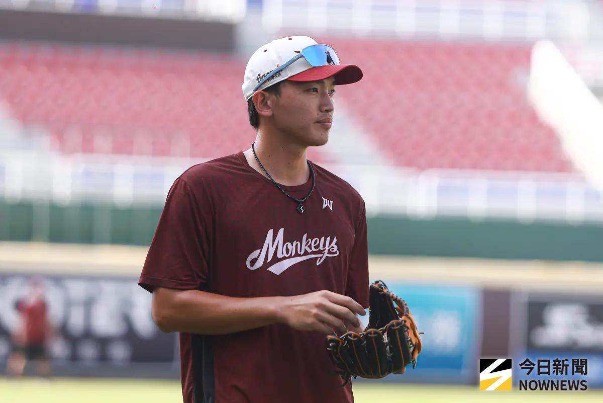 ▲樂天桃猿20歲新秀何品室融，昨戰九局上代打面對統一獅終結者陳韻文，率先打出安打上壘，總教練古久保健二賽前談到這位2024年選秀第二輪的大物新人，直言這就是年輕人的力量，對他的未來抱持無限希望。。（圖／記者葉政勳攝 ,2025.10.11）