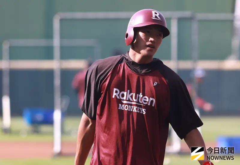 ▲何品室融表現極為出色，單場敲出2支安打並選到2次保送，總計4度上壘，成功扮演火車頭角色。除了進攻端表現出色，本場比賽防守端也有美技演出，是逆轉勝的頭號功臣。（圖／記者葉政勳攝）