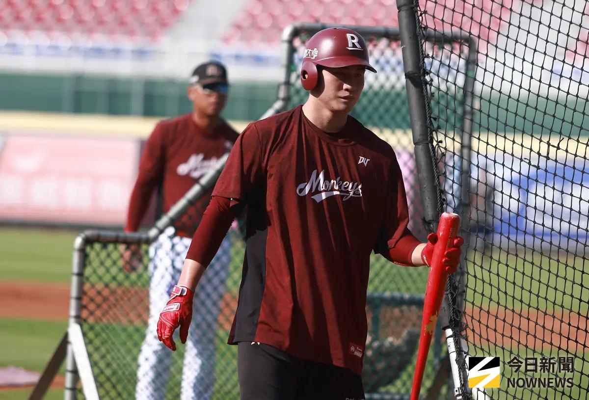 ▲樂天桃猿季後挑戰賽G2先發捕手由宋嘉翔擔任，總教練古久保健二賽前受訪解釋原因，表示宋嘉翔例行賽跟威能帝配合不錯，期待他拿出例行賽好表現，平常心面對大賽。（圖／記者葉政勳攝 ,2025.10.11）