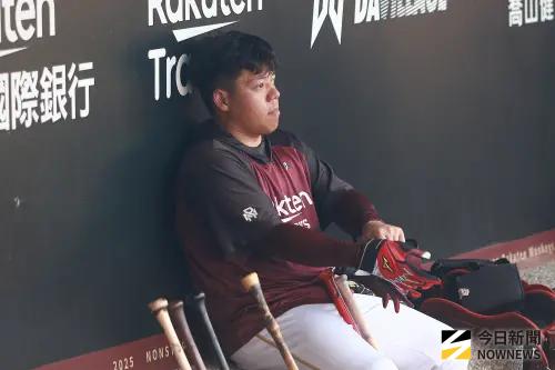 ▲樂天桃猿捕手嚴宏鈞去年因跑壘導致右膝十字韌帶斷裂，經過1年休養，季後賽進入32人名單。（圖／記者葉政勳攝 ,2025.10.11）