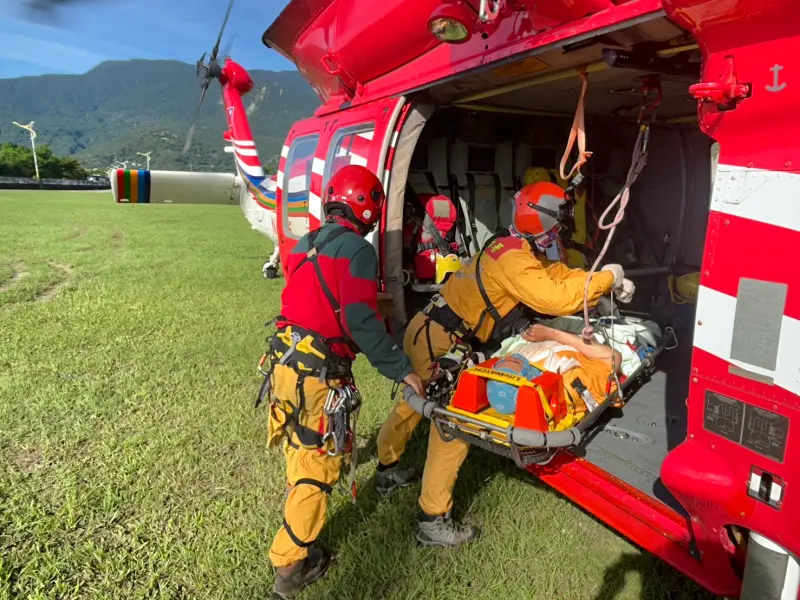 ▲黑鷹直升機連日出動南投、台中山區救4名登山客脫困（圖/記者鄧力軍翻攝）