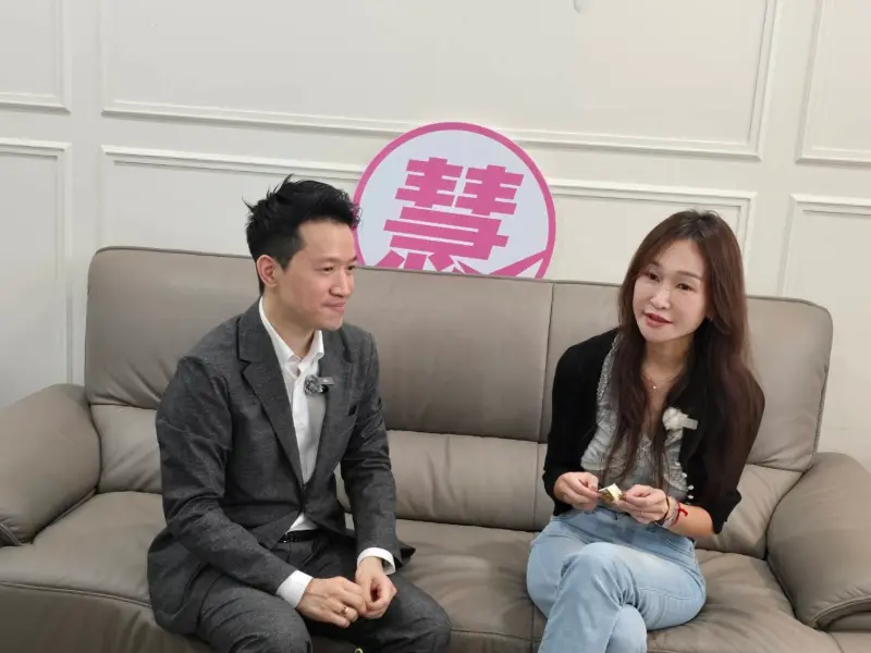 ▲適逢「國際女孩日」，何志偉也與黃瓊惠對談，暢談女性自信的理念。（圖／何志偉辦公室提供）