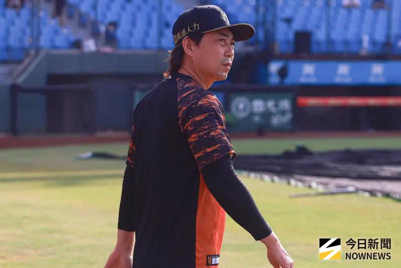 ▲統一獅G2整條打線只有陳重羽是右打者，總教練林岳平否認是針對樂天桃猿先發投手威能帝而做的布陣，主因在於連打2天，對老將體能可能造成負擔，才讓年輕、有速度的球員先上。（圖／記者葉政勳攝 ,2025.10.11）