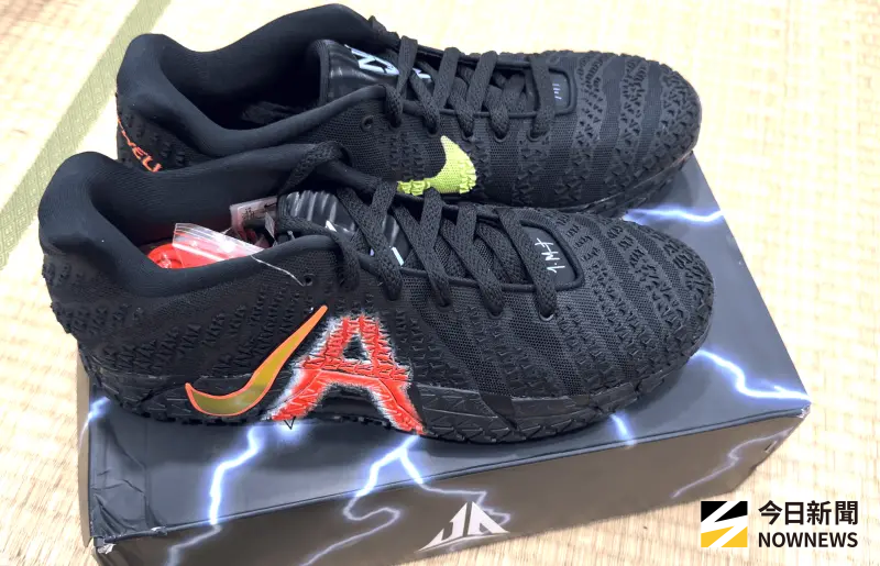 ▲Ja Morant簽名鞋款已出到第三代，鞋頭18哥透露紐約配色價格超驚人。（圖／吳忠育 攝）