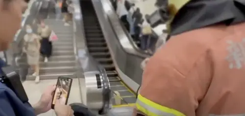 塑膠「洞洞鞋」惹禍！害北捷新埔站電扶梯故障停機　4人摔倒受傷
