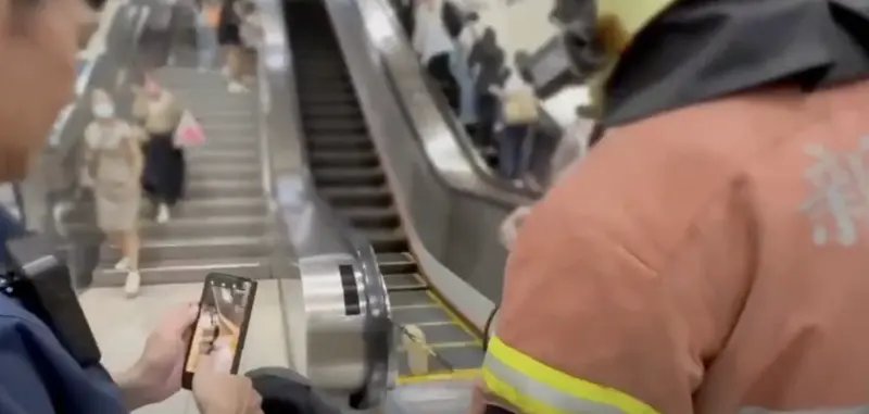 ▲北捷運新埔站傳出洞洞鞋卡住電扶梯，造成4位民眾摔傷意外。（圖／翻攝畫面）