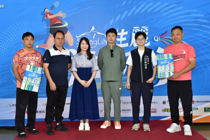 ▲台中運動局林宜萱專委與生麗國際集團徐顧問送出全新比賽用球給南陽國小與南屯國小。（圖／台中運動局提供）