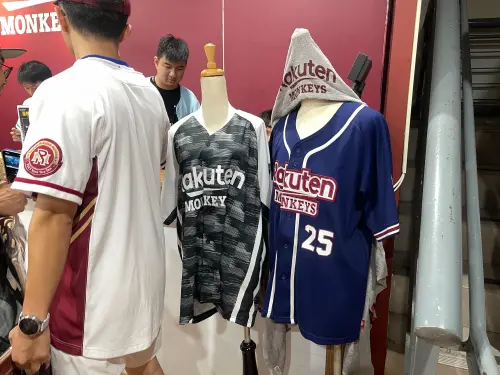 現場直擊／樂天桃猿年度特賣！「2款球衣」超優惠　球迷賽前瘋排
