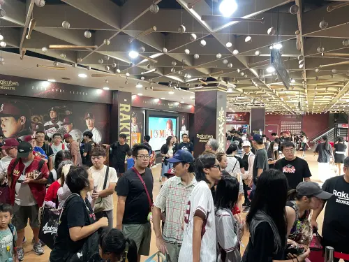 ▲樂天桃猿球衣特賣會，賽前2點開放進場後，球迷陸續來到服務中心排隊購買。（圖／記者林子翔攝 ,2025.10.11）