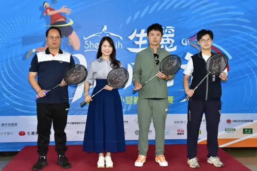 ▲桑尼布伊-黎建忠 生麗羽你同行啟動儀式開球嘉賓，左起廖總幹事、徐顧問、鄭理事長、林專委。