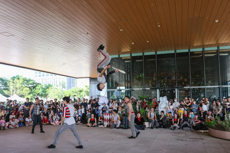 ▲「2025 FOCASA 馬戲藝術節」從上週登場，接續到本週將至明（12）日，主地點在高雄展覽館輕軌站旁大草地，而另一場地就是「承億酒店」，今日首登場，明天則有最後一場演出，時間為12:00、13:00。（圖／承億酒店提供）