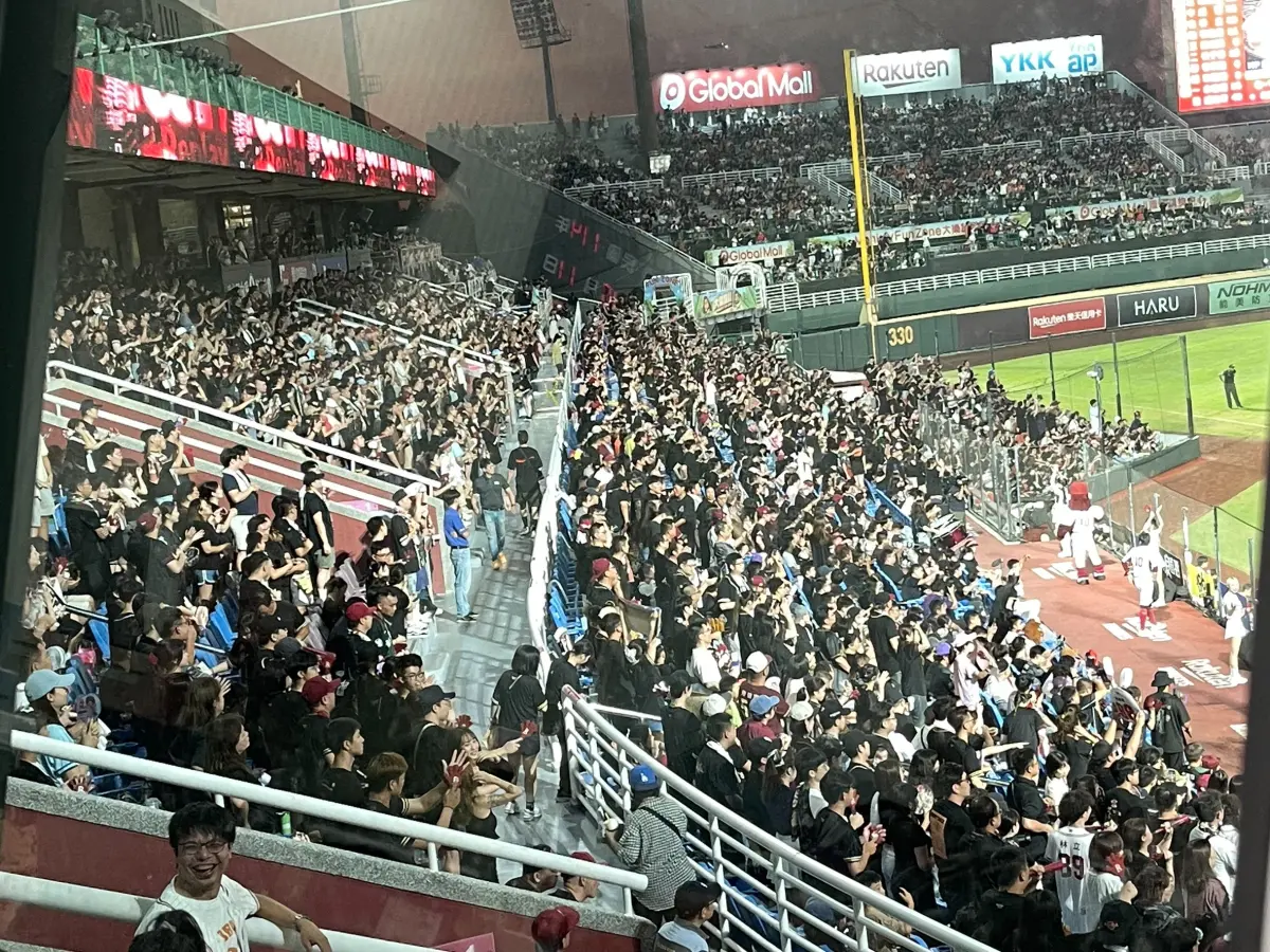 ▲樂天桃猿今（11）日回到主場桃園棒球場，內野的應援熱區卻黑一片，球迷都整齊穿上黑色球衣，Theads就有非猿迷發問，不懂為何不是身穿樂天桃猿代表色系紅色，而是選用較少見的黑色。（圖／記者林子翔攝 ,2025.10.11）